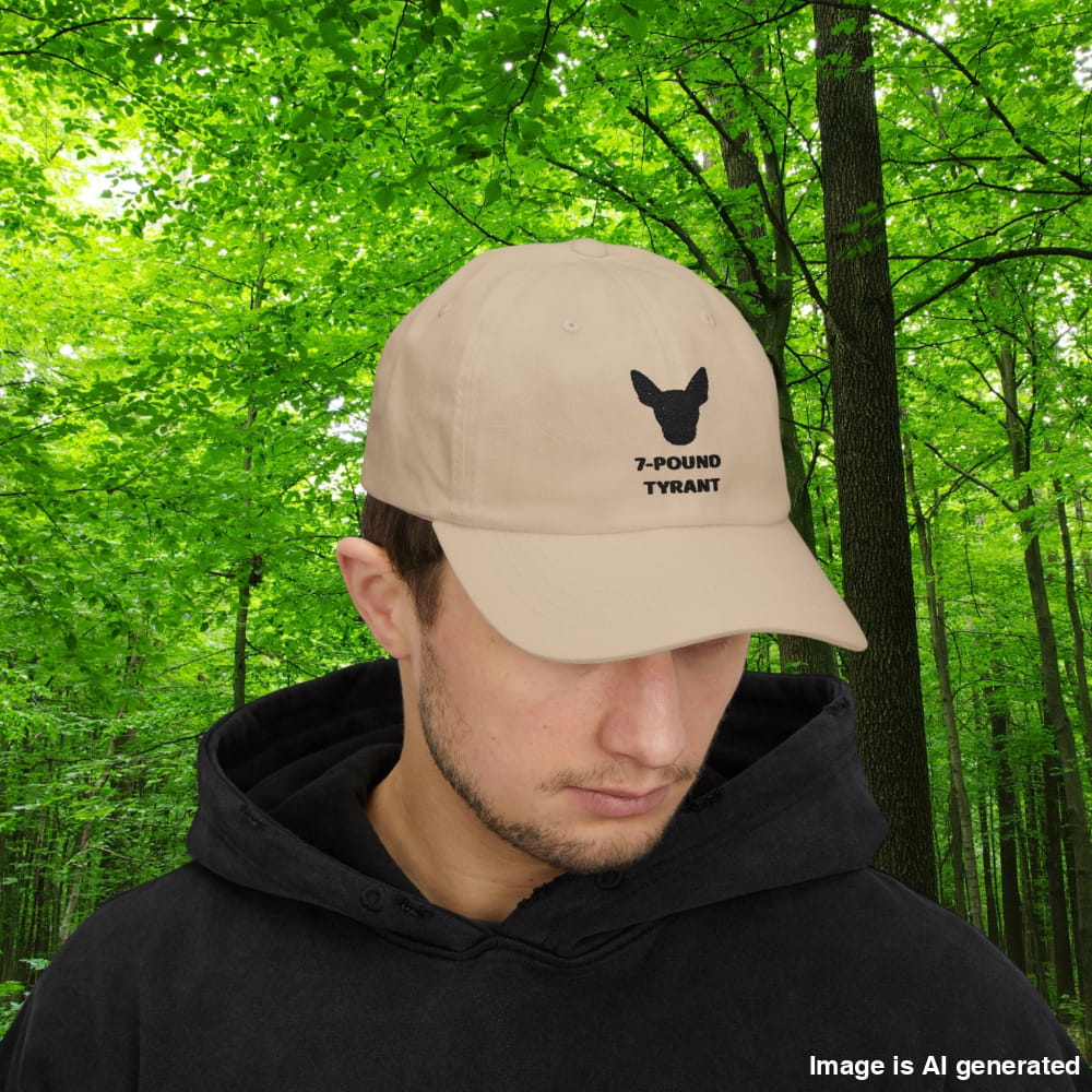 Beige "7-Pound Tyrant" Miniature Pinscher cap with black dog silhouette embroidery, worn by a man in schwarzem Hoodie